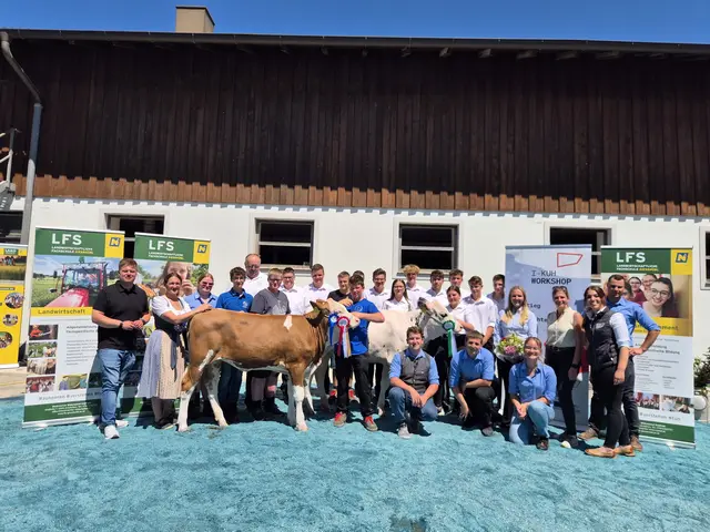 Fachkoordinatorin Bianca Maron (3.v.r.), Direktor Thomas Krenn (4.v.l.), LW-Abteilungsvorstand Lorenz Reisinger (links), Tagessieger Florian Leitner und Tagesreservesieger Agnes Tüchler mit dem Teilnehmerfeld des „I-Kuh-Workshops“. | Foto: LFS Gießhübl