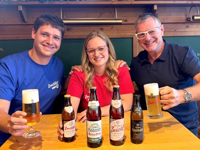 Freuen sich über die Erfolge bei der Falstaff Bier Trophy 2026 von rechts: Braumeister Heinz Wasner, Julia Bittermann und Johannes Seper mit den prämierten Bieren aus Zwettl und Weitra. | Foto: Privatbrauerei Zwettl