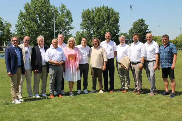 (v.l.) Schiedsrichter-Obmann Benjamin Steuer, BFV Präsident Johannes Wutzlhofer, ASVÖ Bgld. Präsident Robert Zsifkovits, LAbG Gerald Handig, Obmann Gerhard Lengyel, LAbG Elisabeth Böhm, Obmann Alexander Sommer, Bgm. Robert Kovacs, Obmann Sascha Gruber, LAbG Markus Ulram, Vzbgm Thomas Ranits, LAbG Gerhard Bachmann, Bgm. Stefan Müller Partnergemeinde Gattendorf/Bayern | Foto: Gemeinde Gattendorf