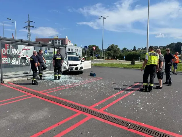Ein Fahrzeug war beim WEZ Bärnbach in einem Unterstand für Einkaufswägen gekracht. | Foto: FF Bärnbach