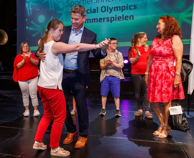 Eine Sportlerin und LH Daniel Fellner | Foto: LPD Kärnten/Jannach
