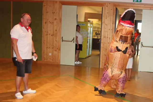 Chriestian Heiß der Treffpunkt - Wirt mit dem Dino Sauriß  den er eingeladen hat bei Tanzauftritt | Foto: Eigentum der Familie Josef und Maria Rathkolb