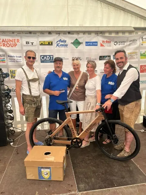 1. Preis der Tombola:
My Esel E- Bike der Spitzenklasse,
gesponert von My Esel, Traussner Eugen und Markus Kullmann,
In Vertretung übernahmen es die Nachbarn der Gewinnerin.