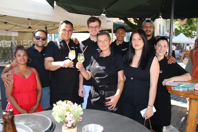 Renata Jelic und Goran Predrag mit ihrem Team verwöhnten mit Backhendl und Cocktails.