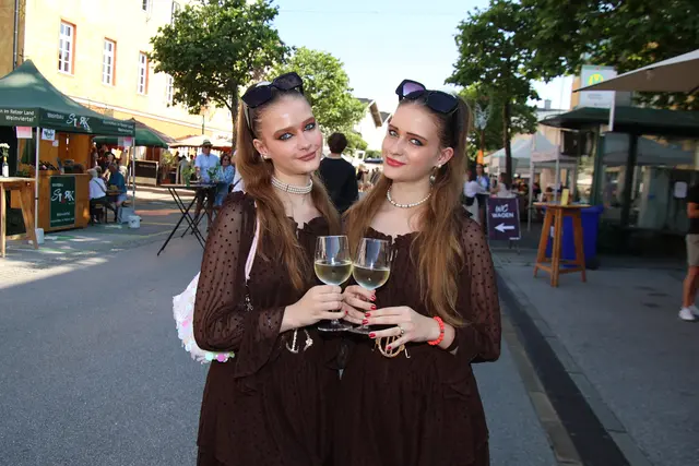 Auch die Zwillinge Rubina und Saphira genehmigten sich ein Gläschen.