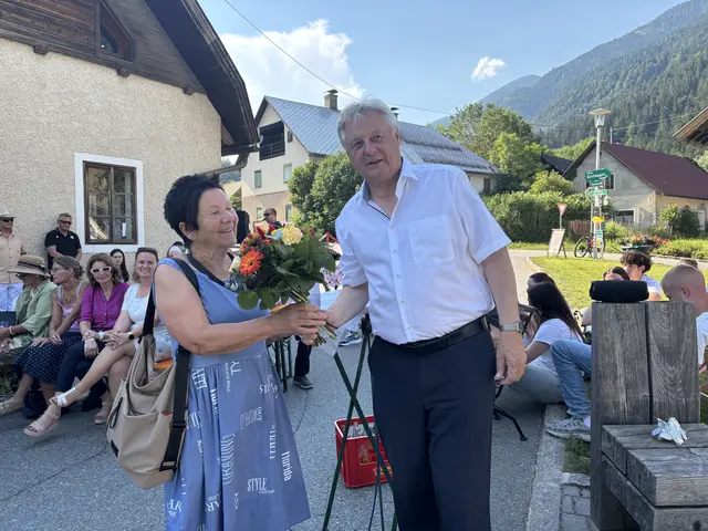 Ingrid Lasser und Bürgermeister Leopold Astner | Foto: MeinBezirk/Carmen Rienzner
