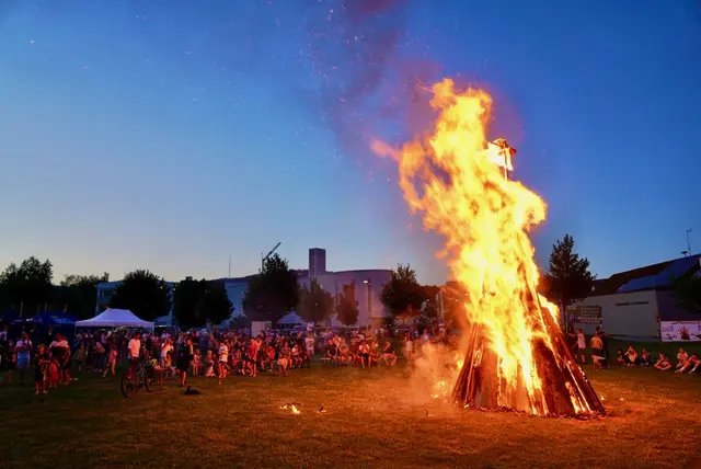 Zahlreiche Besucher strömten zum Sonnwendfeuer in Lichtenberg. | Foto: Christian Wöss