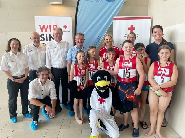 Der Pokal des Pinguin Cups in Zell am See ging an das Team „Schwimmguine 3“ der Volksschule Bramberg. | Foto: Rotes Kreuz Salzburg