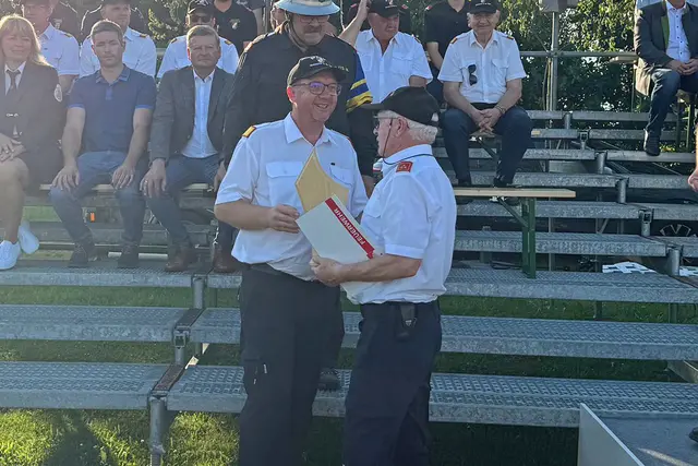 Andreas Zainzinger überreichte die Urkunde und die Ehrenstatue an Erwin Miksch. | Foto: BFK WT