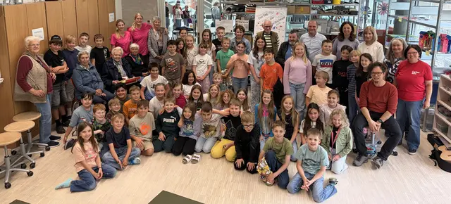 Insgesamt rund 50 Neustifter Volksschulkinder überreichten ihre Herzensbotschaften an Bewohner des Vinzenzheims. Die Freude über die gelungene Aktion war auf beiden Seiten groß. | Foto: VS Neustift