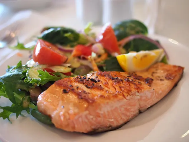 Gegrillter Fisch oder Geflügel sowie Meeresfrüchte und auch Tofu sind besser geeignete Proteinquellen im Sommer. | Foto: pixabay
