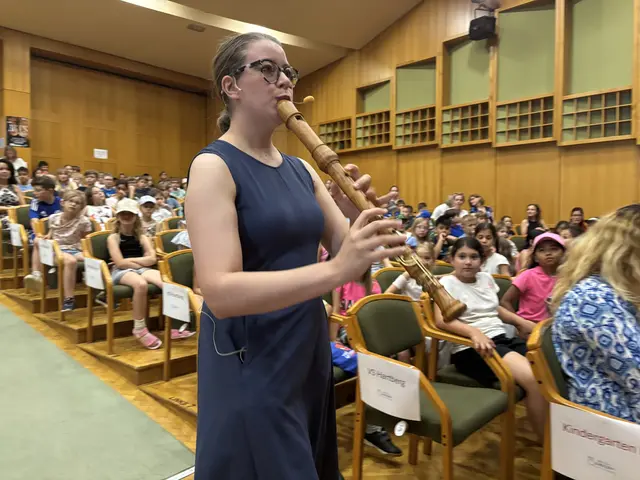 Frau spielt Blockflöte