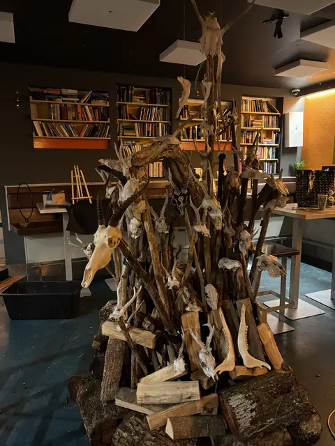Postapokalyptischer Primitivismus: Rolo Mongolo präsentiert seine Heubergkunst in der Färberei in Wieselburg. | Foto: Rolo Mongolo/Heubergkunst