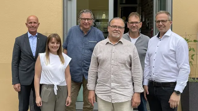 Das Team der Bruckmühle (von links): Helmut Kern (Aufsichtsratsvorsitzender der Bruckmühle), Alexandra Kloiber (Leiterin der Theaterakademie Bruckmühle), Richard Maynau (Geschäftsführer der Bruckmühle), Walter Frühwirth (Pächter des Gasthauses Bruckmühle), Markus Lindner (Direktor der Landesmusikschule) und Fritz Robeischl (Bürgermeister). | Foto: Bruckmühle