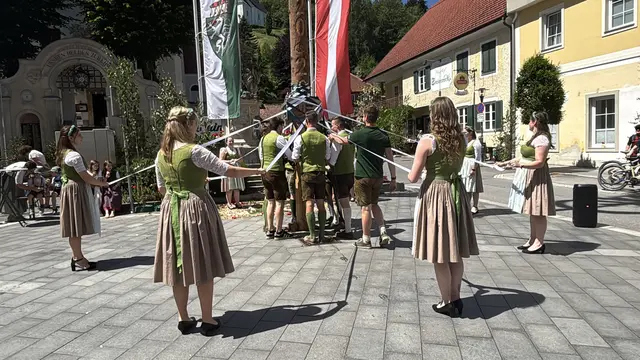 Auch in diesem Jahr zog die Landjugend mit dem Bandltanz alle Blicke auf sich. | Foto: MeinBezirk/Waltraud Fischer