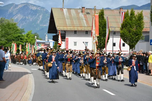 17 Fahnenabordnungen – darunter 10 Schützengilden – begleiteten den Festumzug. | Foto: Veronika Spielbichler