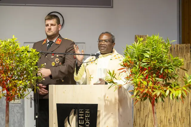 Pfarrer Anthoney Echechi sprach den kirchlichen Segen für die Mannschaft aus.
 | Foto: FF Meggenhofen