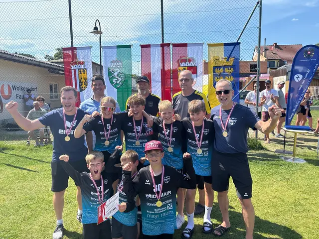 Die U12-Burschen der Union Nußbach jubeln nach dem Gewinn des österreichischen Faustball- Staatsmeistertitels in Wolkersdorf. Von links nach rechts stehend: Coach Wurzinger Rupert, Wurzinger Hannah, Ganglmair Sebastian, Bauhofer- Winter Paul, Winter Adam, Coach Franz Steinmair.
Knieend: Ferk Samuel, Winter Simon, Hanel Max | Foto: Dirk Hanel
