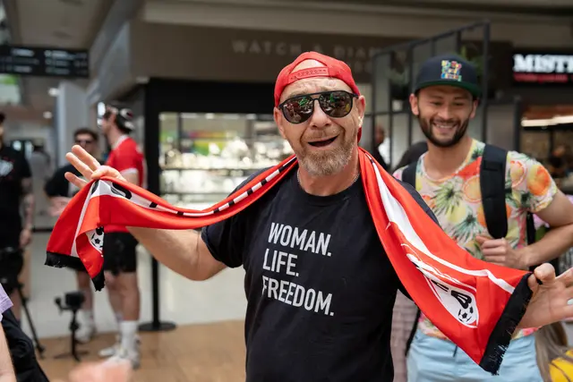 Musiker und Moderator Roman Gregory lädt regelmäßig Musizierende zum Kicken ein, die gemeinsam Spenden sammeln. Etwa für das Wiener Frauenhaus oder White Ribbon, eine Initiative gegen Männergewalt.  | Foto: Sade Jerabek/MeinBezirk