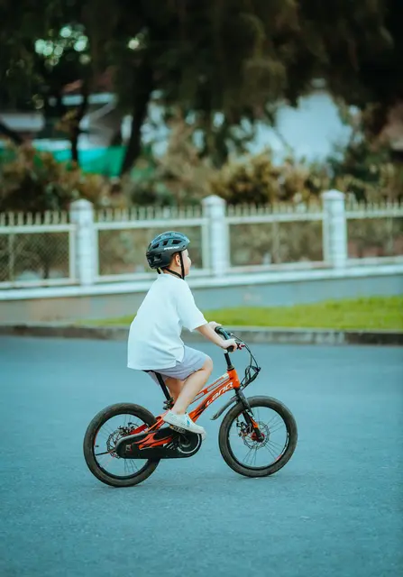 Ein 10-jähriger Radfahrer wurde in Stams verletzt neben seinem Fahrrad aufgefunden. (Symbolbild) | Foto: pexels / Thái Trường Giang