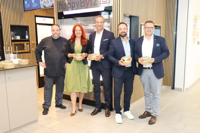 Vor dem Küchenroboter „luca“: Alex Junker (happyBytz), LR Cornelia Hagele, Wolfgang Markl (LKH Hall), Andreas Giner (Giner) und Klaus Mantl (Wedl)  | Foto: Kendlbacher