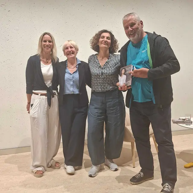 Monika und Karin von der Bücherei mit Proschat Madani und Peter Lutz, Gewinner der Verlosung 