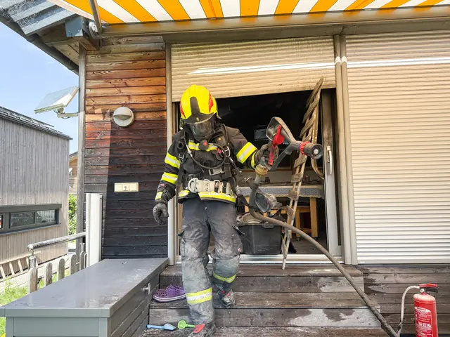 Die Feuerwehren löschten Glutnester ab und belüfteten das Badehaus.  | Foto: C. Stoxreiter