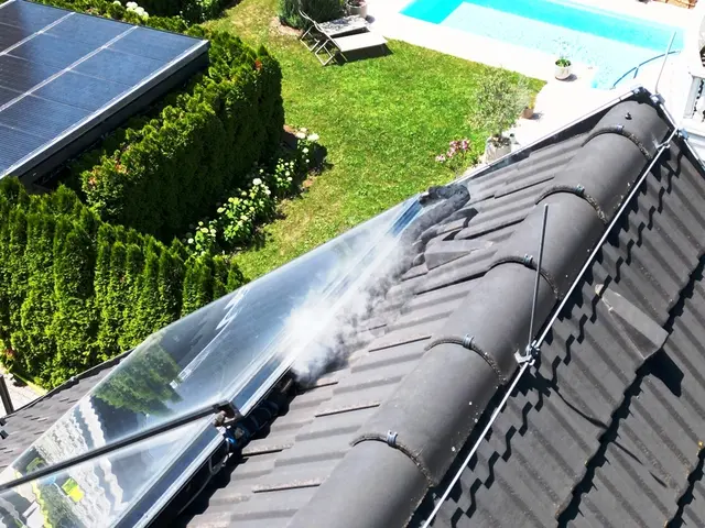 Bei der Erkundung mit der eigenen Drohne und mit dem STEIG Vösendorf wurde festgestellt, dass es bei einem Solarthermie-Modul zu einem Dampf- bzw. Rauchaustritt aus unbekannter Ursache gekommen war.  | Foto: FF Biedermannsdorf
