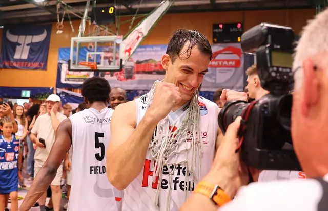 Kapitän Nemo Krstic ist absolut in Feierlaune. | Foto: Basketball Austria/M. Tobisch, M. Filippovits