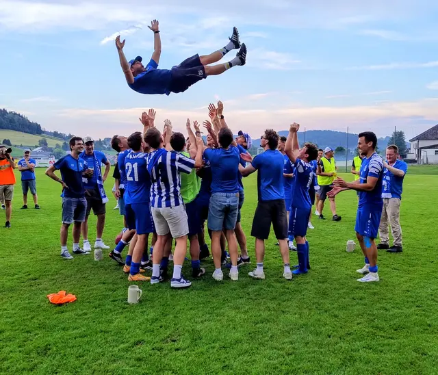 Die Spieler der Union Nebelberg lassen ihren Trainer Stefan Eidenberger hoch leben (fliegen).  | Foto: Heinrich Pfoser