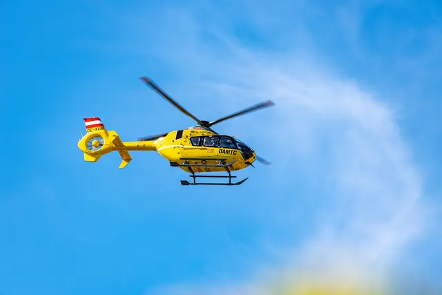 Die 15-Jährige wurde vom Rettungshubschrauber Christophorus 12 in die Kinderchirurgie nach Graz geflogen und dort stationär aufgenommen. | Foto: stock.adobe.com/at/Marktl Robert
