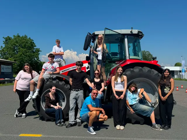 Bevor für die Abschlussklasse der Fachschule Neudorf die Schule endgültig vorbei ist, durften sie noch mit der Fahrschule Start up in Leibnitz ein Traktorfahrtraining absolvieren. Ob mit oder ohne landwirtschaftlichen Hintergrund ist es für Dir. Walch wichtig, dass sich alle AbsolventInnen mit der Fahrtechnik auseinandersetzten.  | Foto: FS