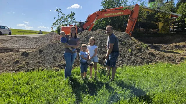 Die Familie von Robert Plattner beim Spatenstich | Foto: Holzhandwerk Plattner