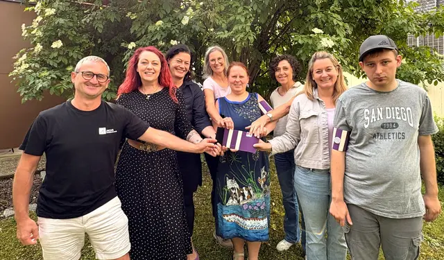 Die ersten Demenzschleifen sind fertig – es haben viele an der Umsetzung gearbeitet: Am Foto das Team Arcus und Artegra sowie die Ideengeberin Daniela Magauer (2. v. l.) und Barbara Kneidinger (Leaderföderung Donau Böhmerwald) | Foto: Arcus Sozialnetzwerk
