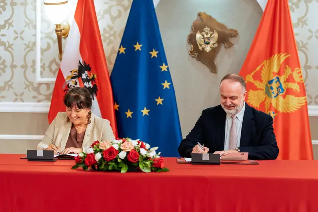 LH-Stv. Manuela Khom und der stv. montenegrinische Ministerpräsident Nik Gjeloshaj unterzeichneten ein Partnerschaftsabkommen. | Foto: Land Steiermark/Binder