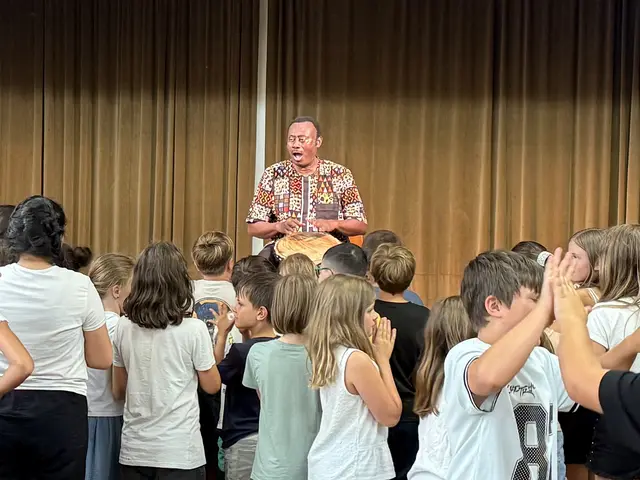 Mit sprechenden Tieren, Trommelrhythmen und Tänzen begeisterte er sein junges Publikum. | Foto: Volksschule Schönegg Hall i.T.