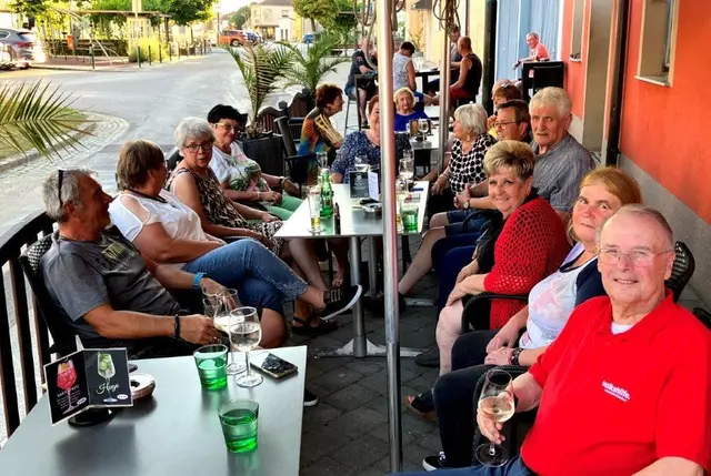 Das Café Tiger wurde zum Treffpunkt für Kunstliebhaber und bot 45 kreativen Werken eine besondere Bühne. | Foto: Englisch