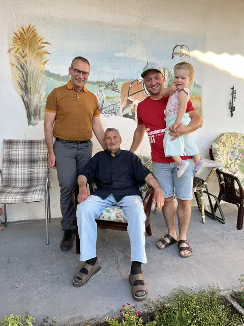 Bürgermeister Helmut Schwarz, Eduard Glaser und Enkelsohn GFGR Michael Kramer mit Tochter Anika. | Foto: Gemeinde Schrattenberg