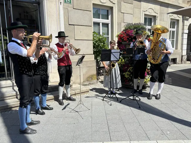 Die Musikerinnen und Musiker aus Leibnitz umrahmten die Plakatenthüllung für das Herbstfest in Leibnitz. | Foto: MeinBezirk/Waltraud Fischer