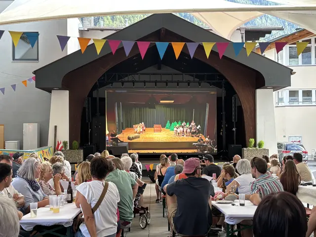 Auch außerhalb des Saals war das Theaterstück dank Live-Übertragung für alle erlebbar.
 | Foto: Forgo