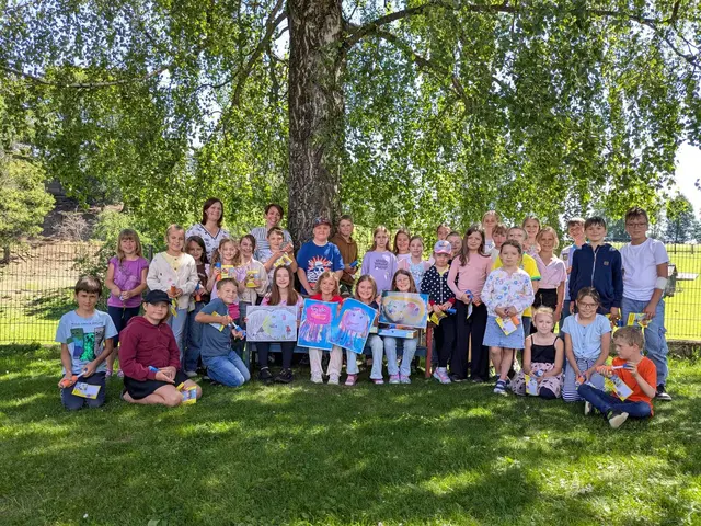 Schullleiterin Monika Rauch, Bankstellenleiterin Sabine Steininger und die Kinder der Volksschule Friedersbach. | Foto: Volksschule Friedersbach