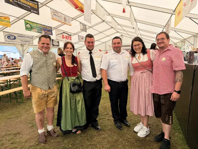 v.l.n.r. LAbg. BGM Hannes Mak, GR Anna Schuster, Kommandant-Stv. BI Johannes Grilz, Kommandant OBI Christian Kassl, STR Elisabeth Kollitsch und GR Paul Morri