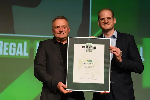 ADEG Kaufmann Arno Riedl (links) und REWE Großhandel Geschäftsführer Florian Klein (rechts).

 | Foto: Regal/Branchentreff