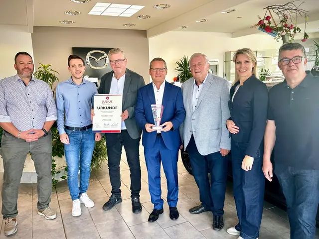 V. l.: WB-Ortsobmann Martin Brunnbauer, Prokurist Tobias Eder, Prokurist Gerhard Eder, Geschäftsführer Helmut Eder, Firmengründer Hans Eder, WB-Bezirksobfrau Sabine Lindorfer und Johannes Kapl. | Foto: WB UU