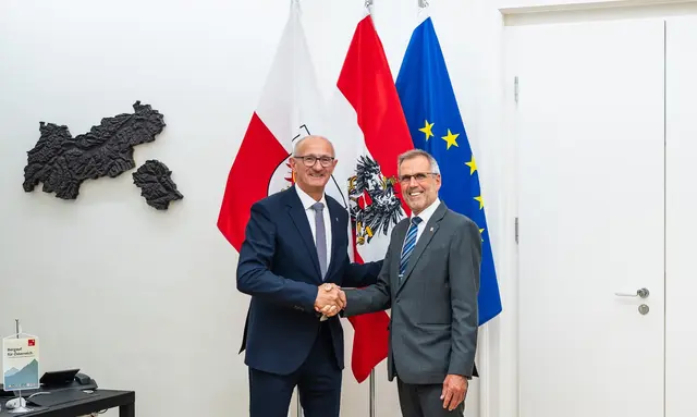Landeshauptmann Anton Mattle gratulierte Markus Höfle zur Wahl als Landesvorsitzender der GÖD Tirol. | Foto: Land Tirol/Fitsch