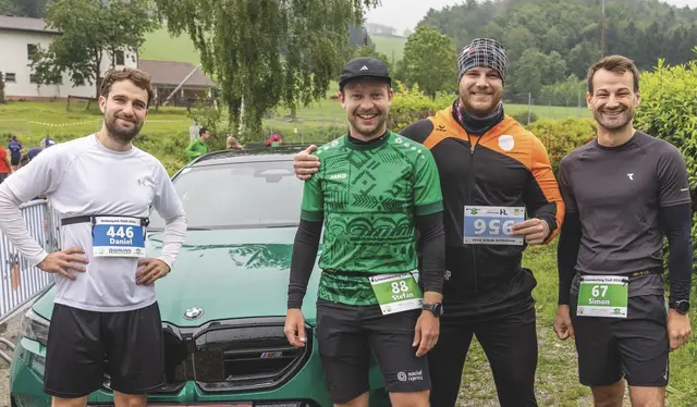 Beim Schwammerling-Trail wurde für den Verein "Nimmerallein" gelaufen. Am Bild von links  Daniel Sigmund, Stefan Neugschwandtner &amp; Alexander Pehböck vom Verein "Nimmerallein" – mit Simon Reichhart, einem der Sponsoren des Charity-Laufs. | Foto: Karl Neugschwandtner