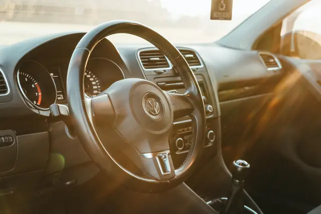 Bis zu 80 Grad Celsius kann ein Armaturenbrett bekommen, wenn das Auto in der prallen Sonne stehen gelassen wird.  | Foto: Julian Hochgesang/Unsplash