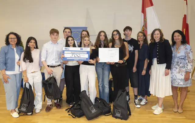 Die LBS Tamsweg sicherte sich den dritten Platz. 
Mit am Bild: Im Bild: Landesrätin Daniela Gutschi (1. v.li), Bundesministerin Claudia Bauer (2.v.re) und Gritlind Kettl (1..  v. re); Stabsstelle EU-Bürgerservice und Europe Direct). | Foto: Land Salzburg/Neumayr/Kolarik