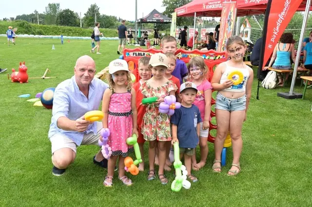Mit strahlenden Kindern am Festgelände: Markus Wieser, AK Niederösterreich-Präsident und ÖGB Niederösterreich-Vorsitzender, mittendrin im bunten Festgeschehen. Fotoscredit: Alexandra Kromus. | Foto: AK NÖ