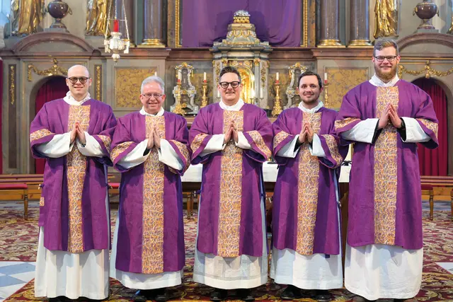 Die Weihekandidaten (v. links) Manuel Zehetner, Roland Münster, Andreas Holzner, Lorenz Goppert und Josef Straub. | Foto: Erzdiözese Salzburg (eds) / Hiva Naghshi 